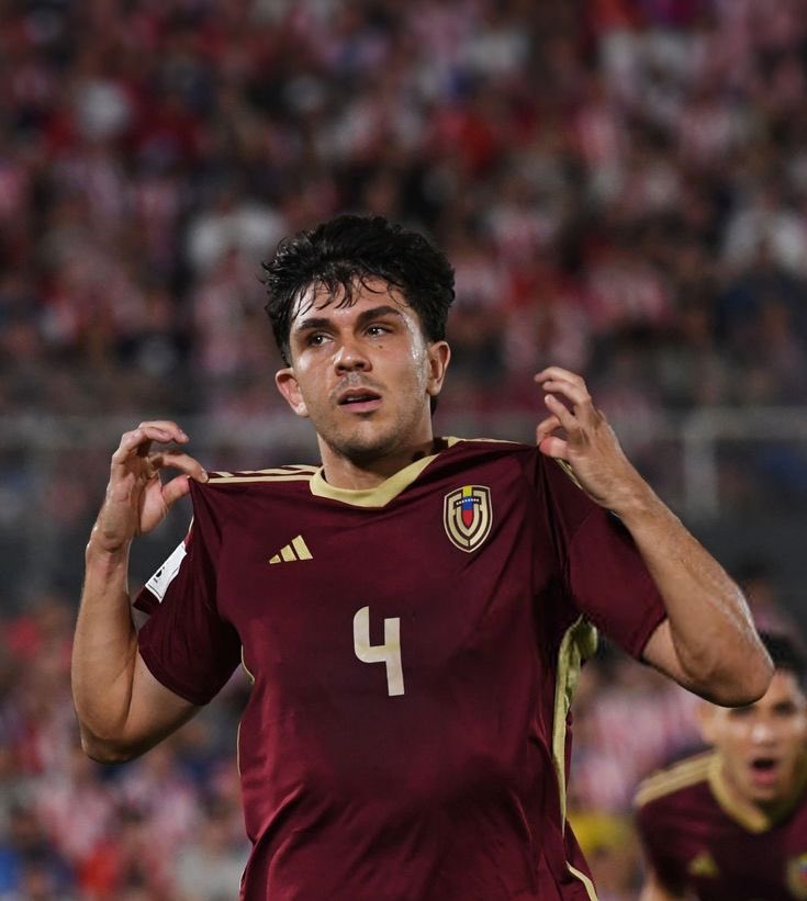 jpeseteiroDT's tweet photo. APLAUSOS DE PIE PARA ESTE SEÑOR.

Así se suda la camiseta, así se representa a tu país.

DON JON ARAMBURU🇻🇪 https://t.co/A5FJdZsVcs