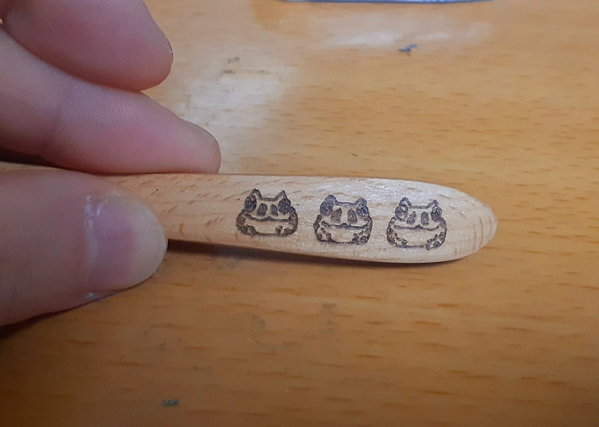 zaryganipunch's tweet photo. 横向きも作りました!
『3匹のツノガエル』手描き木製スプーン
※熱ペンで焦がして描いてます
#AQUAism
#ツノガエル
#hornedfrog
#ウッドバーニング
#pyrography
#zpwb https://t.co/5dgYcAcR1N