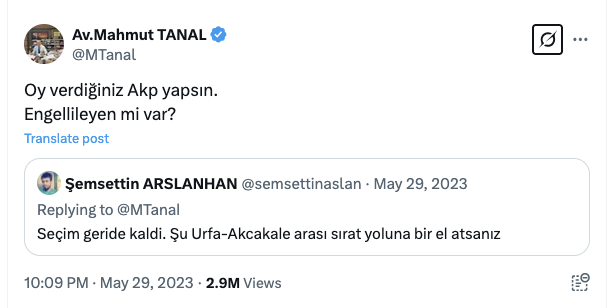 ifndefgt's tweet photo. İktidar ana muhalefete çok yönlü bir operasyon düzenliyor. Onlar muhalefete kayyum atamaya, ana muhalefet de kayyumdan kurtulmak için acil kongre düzenlemeye çalışıyor. Kongre için bi tarafın (Kilicdarcilar) eli çok zayıf, tam da bu ortamda sosyal medyada neyidüğü belirsiz bi Kilicdarin fedaisine (Mahmut Tan*l) övgü seli başlıyor. Bizim millet kendi imkânlarıyla mı avel yoksa manipüle mi ediliyorlar emin olamıyorum.

Ben de size son 2 yıldan en sevdiğim MT karakterlerinden bir bukle sunayım

1- 2023 hezimeti sonrası gittiği Akbelen'de protestocular tarafından kovulup kaçan, kaçarken de seçimin faturasını vatandaşa kesen MT
2- Parti kongresi öncesinde Kilicdar'a muhalif kanadın temsilcisi milletvekilini yumruklayan atanamamış Alpay fedai MT
3- Seçim yenilgisi sonrası yol yapımı için kendisine mesaj atan vatandaşı tersleyen İlker C. MT
4- Kilicdarin kaybettiği kurultay sonrası gazetecilere kazandık/öndeyiz yalanı atan MT