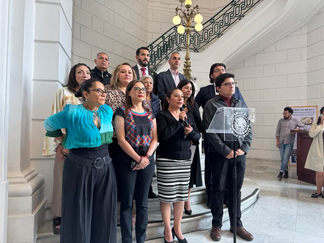 Valeria_cruz_f's tweet photo. 📃🩺🙌 LA INICIATIVA DE AUTOCUIDADO SE ENCUENTRA EN ARMONÍA CON LEY DE SALUD FEDERAL Y DE LA CDMX.
🙋🏻♀️📃 Así lo señalé en conferencia de prensa con medios de comunicación en el @Congreso_CdMex, a quienes expliqué que los #autocuidados contempla una amplia lista de acciones, que van de la difusión y adopción de hábitos esenciales de higiene, nutrición, salud bucal, cuidado infantil, protección de la piel e incluso protección solar como factores de prevención de padecimientos graves como algunos tipos de cáncer, diabetes o hipertensión arterial.
✨ Estos hábitos saludables son clave para contar con una población con mayor conciencia y empoderamiento sobre su salud. 🪥🧼🩹🩻🩺🙌
Les comparto la conferencia completa en la que expliqué la iniciativa, acompañada de compañeras y compañeros de la #BancadaDeLaTransformación. 👇
https://t.co/DNFxEouVql