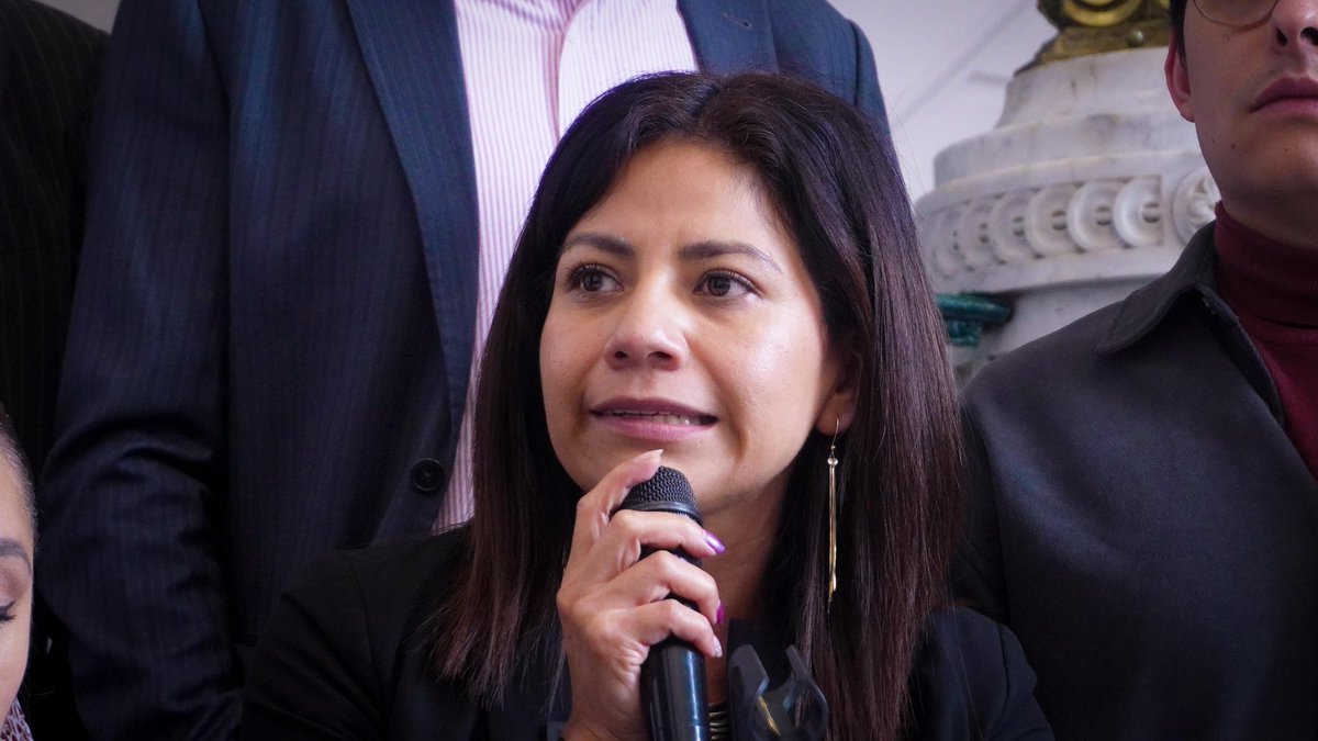 Valeria_cruz_f's tweet photo. 📃🩺🙌 LA INICIATIVA DE AUTOCUIDADO SE ENCUENTRA EN ARMONÍA CON LEY DE SALUD FEDERAL Y DE LA CDMX.
🙋🏻♀️📃 Así lo señalé en conferencia de prensa con medios de comunicación en el @Congreso_CdMex, a quienes expliqué que los #autocuidados contempla una amplia lista de acciones, que van de la difusión y adopción de hábitos esenciales de higiene, nutrición, salud bucal, cuidado infantil, protección de la piel e incluso protección solar como factores de prevención de padecimientos graves como algunos tipos de cáncer, diabetes o hipertensión arterial.
✨ Estos hábitos saludables son clave para contar con una población con mayor conciencia y empoderamiento sobre su salud. 🪥🧼🩹🩻🩺🙌
Les comparto la conferencia completa en la que expliqué la iniciativa, acompañada de compañeras y compañeros de la #BancadaDeLaTransformación. 👇
https://t.co/DNFxEouVql