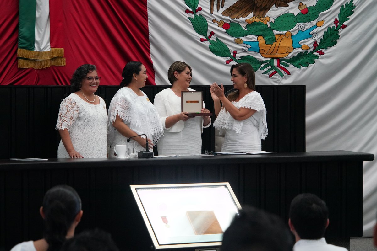 ArcilaArjona's tweet photo. Cuando una persona ayuda a otra sin buscar nada a cambio, más que por el simple hecho poder ayudar, debe ser reconocido 🙏🏼

Hoy entregamos la #MedallaAlMérito Distinguida Quintanarroense “María Cristina Sangri Aguilar” a
Yusi Evelyn Dzib Echevarria, por  el gran impacto positivo que ha tenido en el estado gracias a su fundación #Aitana🎗️

Una fundación que continúa ayudando a muchísimas familias a luchar cada día contra el cáncer infantil. ¡Mis mejores deseos!