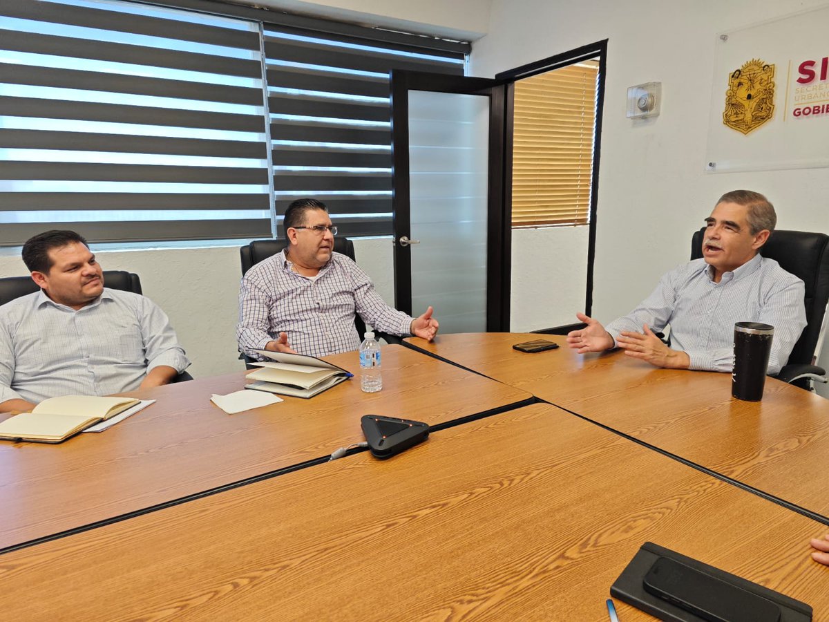 SIDURTBC's tweet photo. 🚦Nuestro titular, Arturo Espinoza Jaramillo, sostuvo una reunión con representantes de la Cámara Nacional de Autotransporte de Carga en Baja California (CANACAR), con el objetivo dar a conocer el proyecto de Ampliación  del sector norte del Corredor Tijuana-Rosarito 2000. 🛣️ https://t.co/g0lYE00RRQ