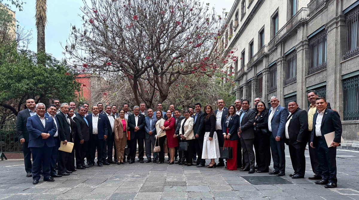 El líder nacional del #SNTE, Mtro. Alfonso Cepeda Salas, sostuvo una nueva reunión con la Presidenta <a href="/Claudiashein/">Claudia Sheinbaum Pardo</a> en #PalacioNacional. Asistieron los secretarios generales de todo el país para exponer las justas demandas del gremio, incluidas en el  #PliegoNacionaldeDemandas2025
