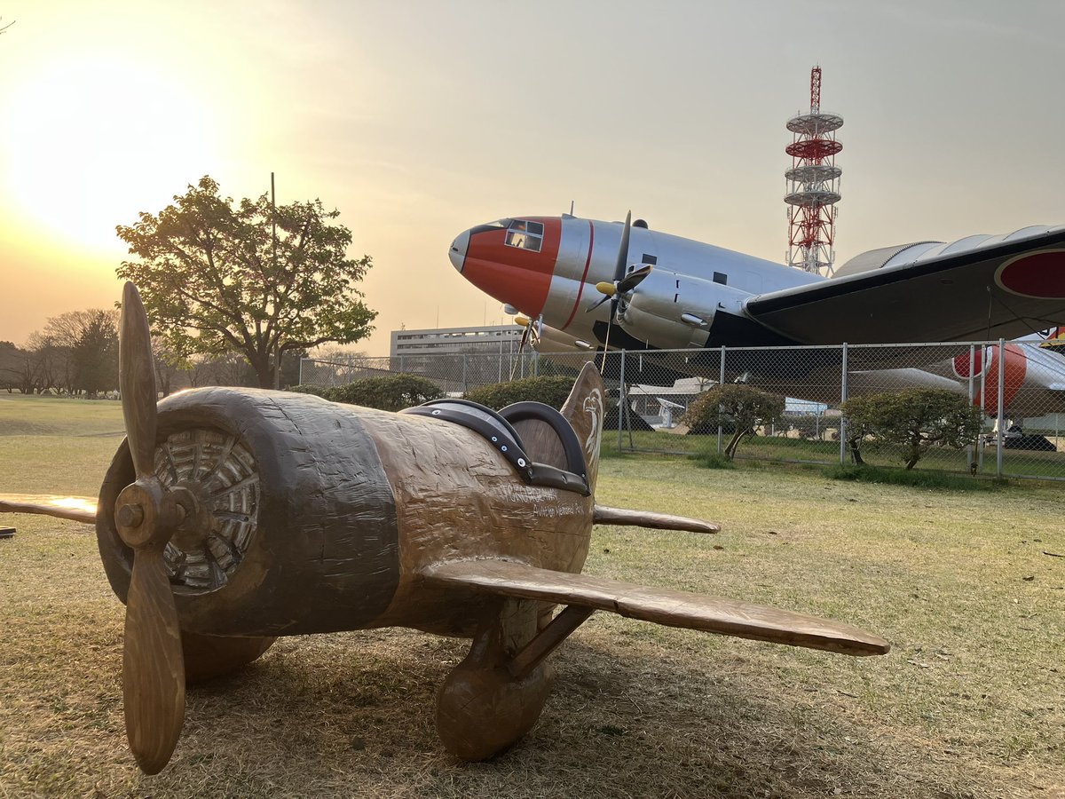 ✈️木彫り飛行機設置✈️ とうとう、管理事務所の作業場から飛び