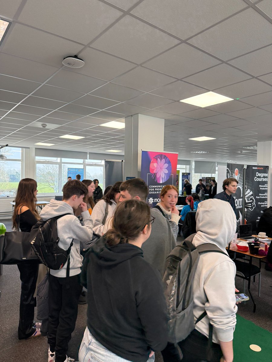 JennythompsonJ's tweet photo. @Worthing College hosted a fantastic #Creative #Careers fair today. Thanks to all the exhibitors, we can't do it without you #WorldTravel #STEM and #Business Fairs coming up. Reach out if you would love to be involved @HelenaThomas01 https://t.co/dXDCjAKwIJ