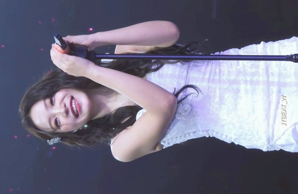 yerisexc's tweet photo. yeri, who deserves the world 🤍 https://t.co/VPF1KD7FdD