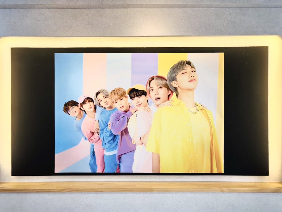 cafeB_ts's tweet photo. 店内のメインポスターが
春仕様に変わりました💜✨✨

#uricafe
#新大久保
#ARMY
#推しカフェ https://t.co/ULGTlpxWd8
