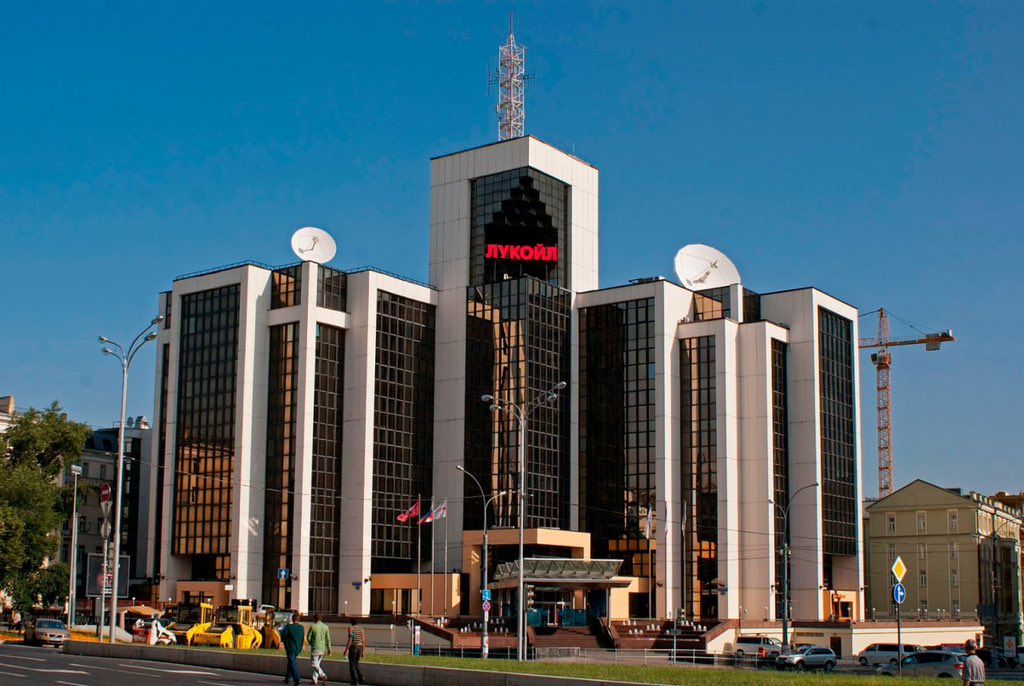 Масштабная хакерская атака в «Лукойле» — легла вся система компании.

С утра сотрудники компании не смогли зайти в свои учетные записи: экраны показывали странные сообщения о поломке, подозрительно похожие на взлом. Работникам поступил приказ не входить в личные аккаунты.