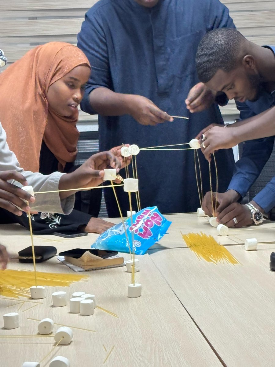 Lead or to be led 
Retour sur une soirée riche en expériences, où les jeunes ont réalisé des exercices de leadership avec des objectifs à atteindre. Un véritable travail d'équipe nécessitant organisation, coordination et communication. Un grand merci à Shirwa Mahdi