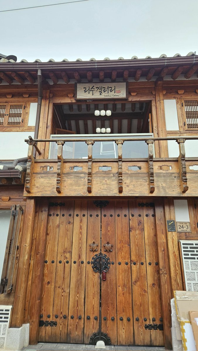 감사하게도 인사동 리수갤러리의 「2025 기와에 핀 우리미술 展」에 참여하게 되었습니다..! <별의 길>과 <겨울잠> 그림 두 점으로 함께했어요. 전시 일정은 3월 26일~31일입니다! 기회되시면 한 번씩 방문해주세요🤍🫶