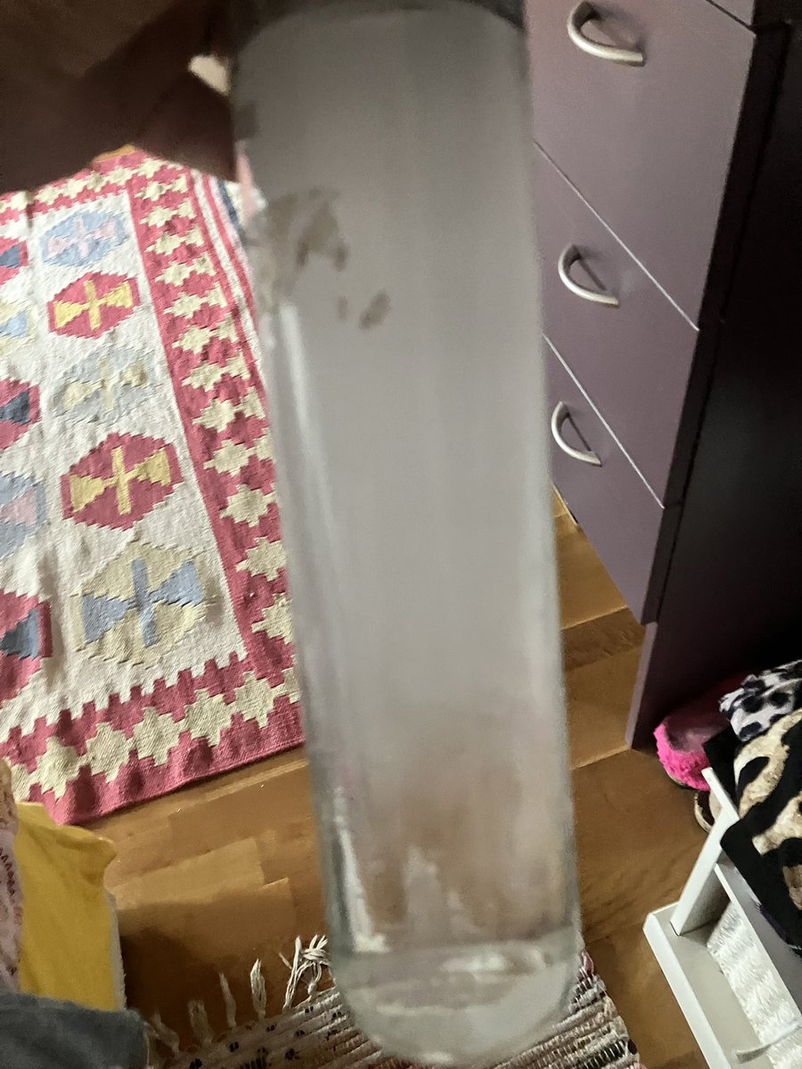 Ovo je novosadska voda u 21.veku - malopre sipala iz česme na kadi i sad ne znam da li je bezbedno čak i za tuširanje, a da o pijenju te vode naravno da ne govorim… bljak 🤮