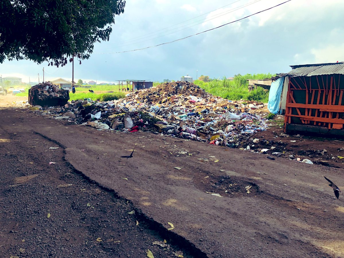 chechuaManzo's tweet photo. This is the beautiful town of legendary hospitality #Buea  
I present to you, Buea central market ..lol there’s a bar just by this dump site 😭😂
#lecontinent🇨🇲
#monpaysestbelle https://t.co/Oww4aZuq1W