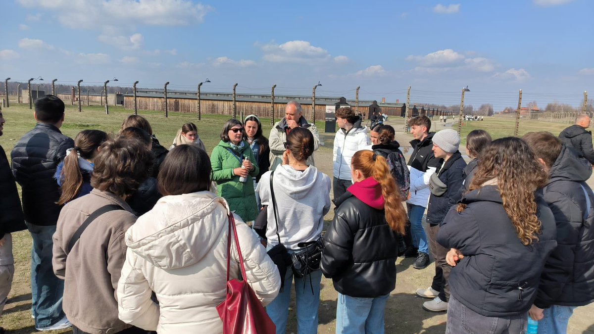 DBA1010's tweet image. Avui  Auschwitz 1 ens ha mostrat allò que l home pot fer contra l home. Posar rostre a les xifres de l Holocaust. Les dimensions d Auschwitz-Birkenau ens han aclaparat, prendre consciència del dolor i horror viscuts pels assassinats comesos. Memòria de deshumanització @jesuitesFP