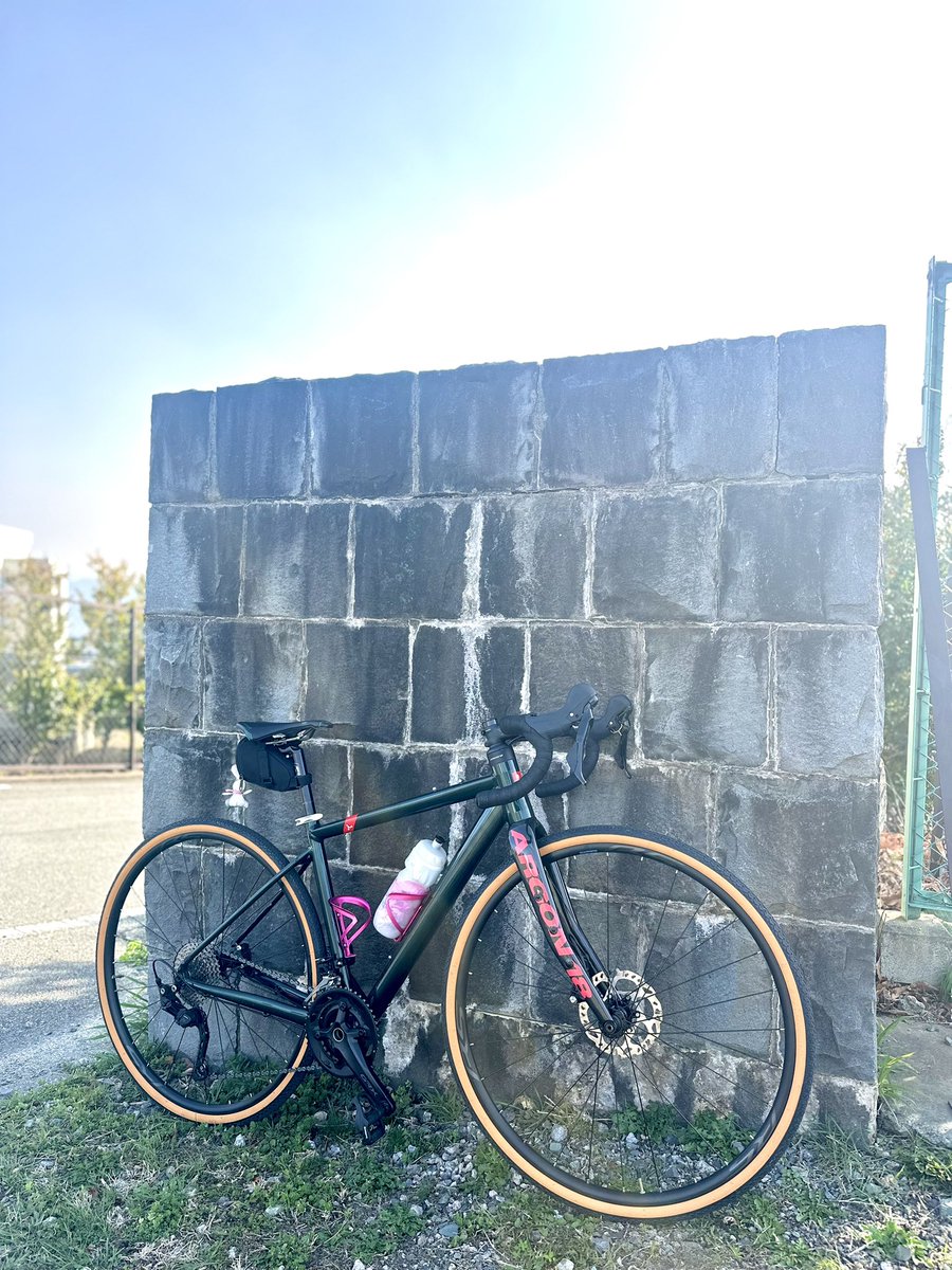 ooooomeat's tweet photo. 今日はゼェハァしたら絶対ヤバいと思い最大限にギアを軽くして引き足の練習だけ少し🚴‍♂️
爆風でも安定感抜群すぎ！さすがグラベルバイク🤝速度もしっかり乗ってくれるのがARGON18って感じ❤️‍🔥
お昼よりも黄砂がマシになったような気もするけど霞まくりでした😇
#kaskpartners
#argon18はいいぞ https://t.co/7tTmnbsPXG
