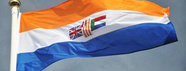 DirtyHarry_tv's tweet photo. Wegen Diskriminierung in Südafrika: Trump unterstützt weiße Afrikaaner

Nicht nur Russland, sondern nun auch die USA haben die in Südafrika verbliebenen weißen Afrikaaner zur Ausreise aufgefordert. Hintergrund ist, dass die von niederländischen Einwanderern abstammenden Buren im heutigen Südafrika seit dem Ende der Apartheid in den achtziger Jahren einer beispiellosen Diskriminierung ausgesetzt sind. Tausende weiße Farmer wurden in den vergangenen Jahrzehnten ermordet, Tausende haben das Land bereits verlassen. Zuletzt hat die schwarze Regierung am Kap der Guten Hoffnung ein Gesetz zur entschädigungslosen Enteignung von Land auf den Weg gebracht - die Leidtragenden wären wieder die Buren-Farmer.

Unterstütze & abonniere https://t.co/88lUWvIyjj jetzt!

Schwarze Aktivisten hatten schon lange eine Umverteilung des Landes gefordert. Südafrikas linker Präsident Cyril Ramaphosa erklärte, das Gesetz solle einen „gerechten und fairen Zugang zu Land im Einklang mit der Verfassung“ gewährleisten. Washington reagierte darauf mit der Streichung aller Finanzhilfen, die Südafrika bislang von den USA erhalten hatte. Erst kürzlich erklärte US-Außenminister Rubio zudem den südafrikanischen Botschafter in den USA zur Persona non grata.

US-Präsident Trump erließ im Februar ein Dekret, das Afrikaaner als Opfer „ungerechtfertigter Rassendiskriminierung“ anerkennt. Als Reaktion versammelten sich mehrere tausend weiße Südafrikaner vor der US-Botschaft in Pretoria, um Trump ihre Unterstützung zu zeigen. Einige hielten Plakate mit der Aufschrift „Mr. Donald Trump, thank you“ hoch.

Neil Diamond, Präsident der südafrikanischen Handelskammer in den USA, gab unterdessen bekannt, dass bereits 67.042 Afrikaaner Interesse an einem Umzug in die USA bekundet hätten. Bei den Interessenten handele es sich meist um Vertreter der jüngeren Generation, die oft Kinder zu versorgen hätten und in Südafrika keine Perspektive mehr sähen.

Telegram Kanal folgen: https://t.co/mZBgfgmN0b