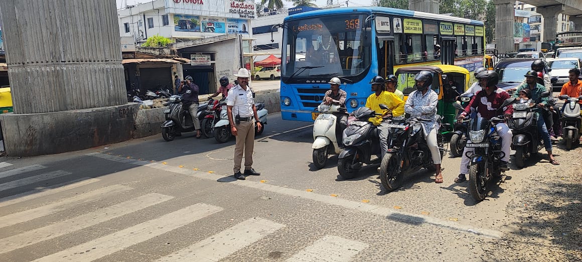 micolyttrfps's tweet image. ಈ ದಿನ ಠಾಣಾ ವ್ಯಾಪ್ತಿಯ ಸಾಗರ್ ಜಂಕ್ಷನ್ ನಲ್ಲಿ ವಾಹನ ಸವಾರರಿಗೆ/ ಚಾಲಕರಿಗೆ  #STOPLINE AND #ZEBRACROSS ನ ಕುರಿತು ಜಾಗೃತಿಯನ್ನು ಮೂಡಿಸಲಾಯಿತು.
#FOLLOWTRAFFICRULE&apos;S.