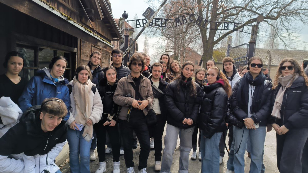 DBA1010's tweet image. Visita a auschwitz amb els alumnes de @jesuitesFP #jesuïtessarrià Dia de gran impacte, l’horror, la dimensió ens han aclaparat.Memòria de deshumanització