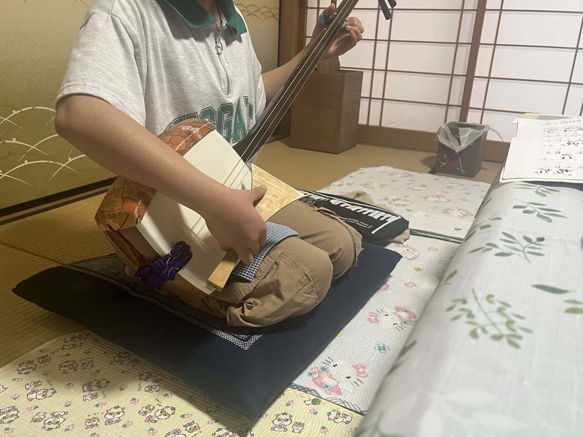 3__natu's tweet photo. 地元にて産休中なのですが、出産直前から小学生のお子さんがお稽古に来てくれています。
始めてから1ヶ月ですが、もう縦譜も読めるように！👏
今ならほぼ毎日四日市の自宅におりますので、ご興味ある方は是非遊びに来てください😀
#三味線 #四日市 #長唄 #三味線教室 https://t.co/wb3upEasJ2