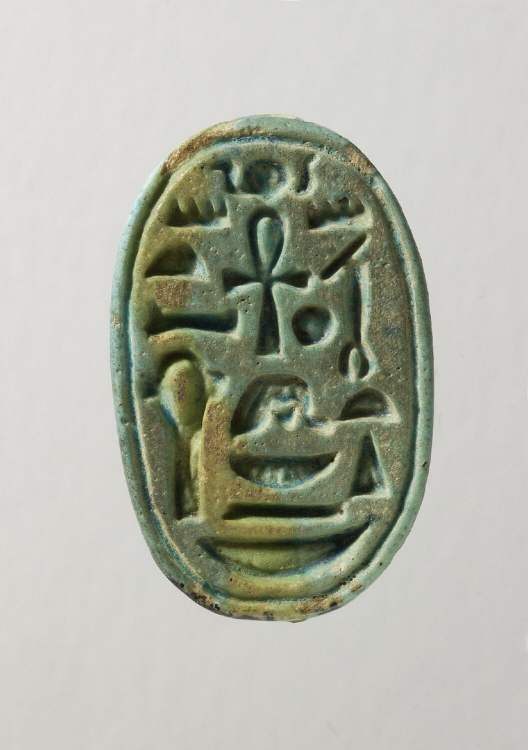 🏺 Sello/amuleto egipcio (Tercer periodo intermedio; ca. 1069-664 a. C.).

🔎 Realizado en fayenza silícea, con incrustaciones de figuras como ranas, cabezas de halcón, ibis sobre loto y uraeus. Usado como amuleto de protección con inscripciones jeroglíficas.

ℹ️ Museo del Louvre