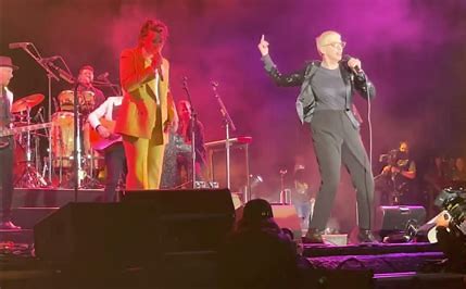 Jonatha10574808's tweet image. In honour of #AnnieLennox  x #WendyandLisa ft on #AllisonRussell's #Superlover, here they all are w/ #BrandiCarlile

#LoveIsAStranger

😍LIVE at the Hollywood Bowl, 2023

💜💜youtube.com/watch?v=CgtFWj…
