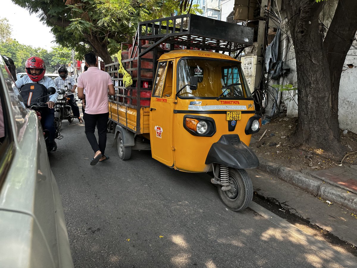 akhilkumar461's tweet photo. Parked vehicle in middle of the road near kavadiguda obstructing free left and arguing when telling him to remove the vehicle. Please look into it sir. @HYDTP @hydcitypolice https://t.co/BEY4dKwroV