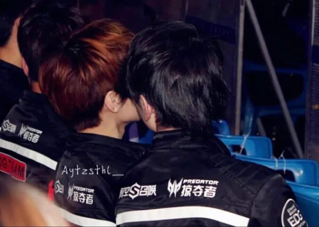 Fck it a short 🧵 of my fav genres of Defik0 pics

Starting with my personal fav, 🐇 whispering to 🦙