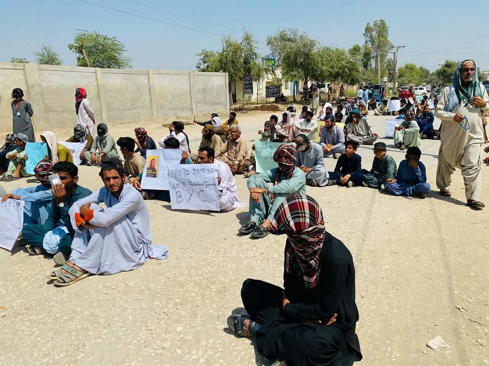 آج بلوچ یکجہتی کمیٹی نصیر آباد زون کی جانب سے ڈیرہ مراد جمالی میں بلوچستان میں ریاستی جبر ، ڈاکٹر ماہرنگ بلوچ ، سمی دین بلوچ بیبرگ بلوچ اور بی وائی سی کے دیگر  کارکنان کی گرفتاری کے خلاف ایک پُرامن احتجاجی ریلی نکالی گئی جو مرکزی شہرہ سے ہوتے ہوئے پریس کلب تک لے جایا گیا۔