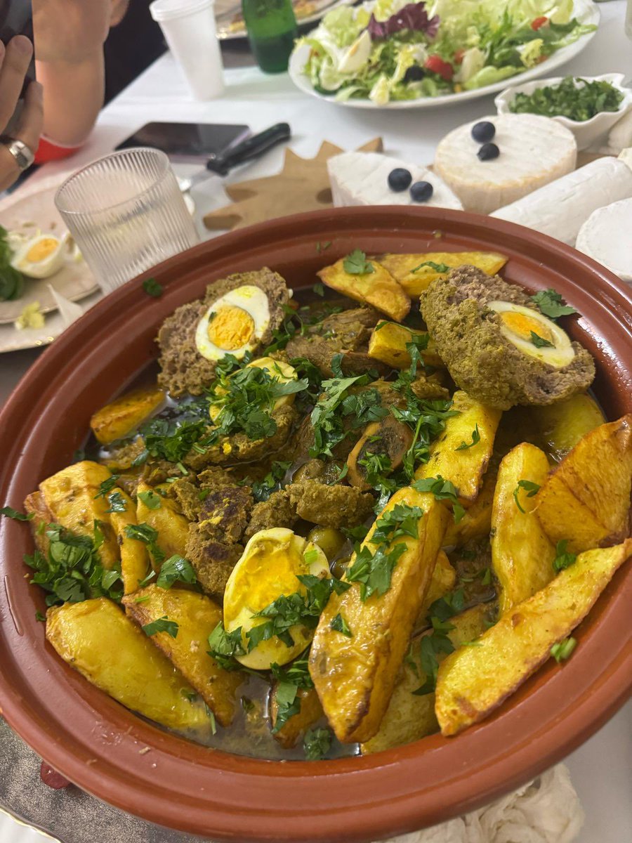 hayat_atia's tweet image. Hier nous avons le plaisir de répondre à l’invitation d’un #ftour chez des habitants du secteur.
Nous avons passé un moment de partage, d’échanges simples et beaucoup de rires mêlés de nostalgie sur ce qui a fait nos vies dans nos quartiers.
#partage
#echanges