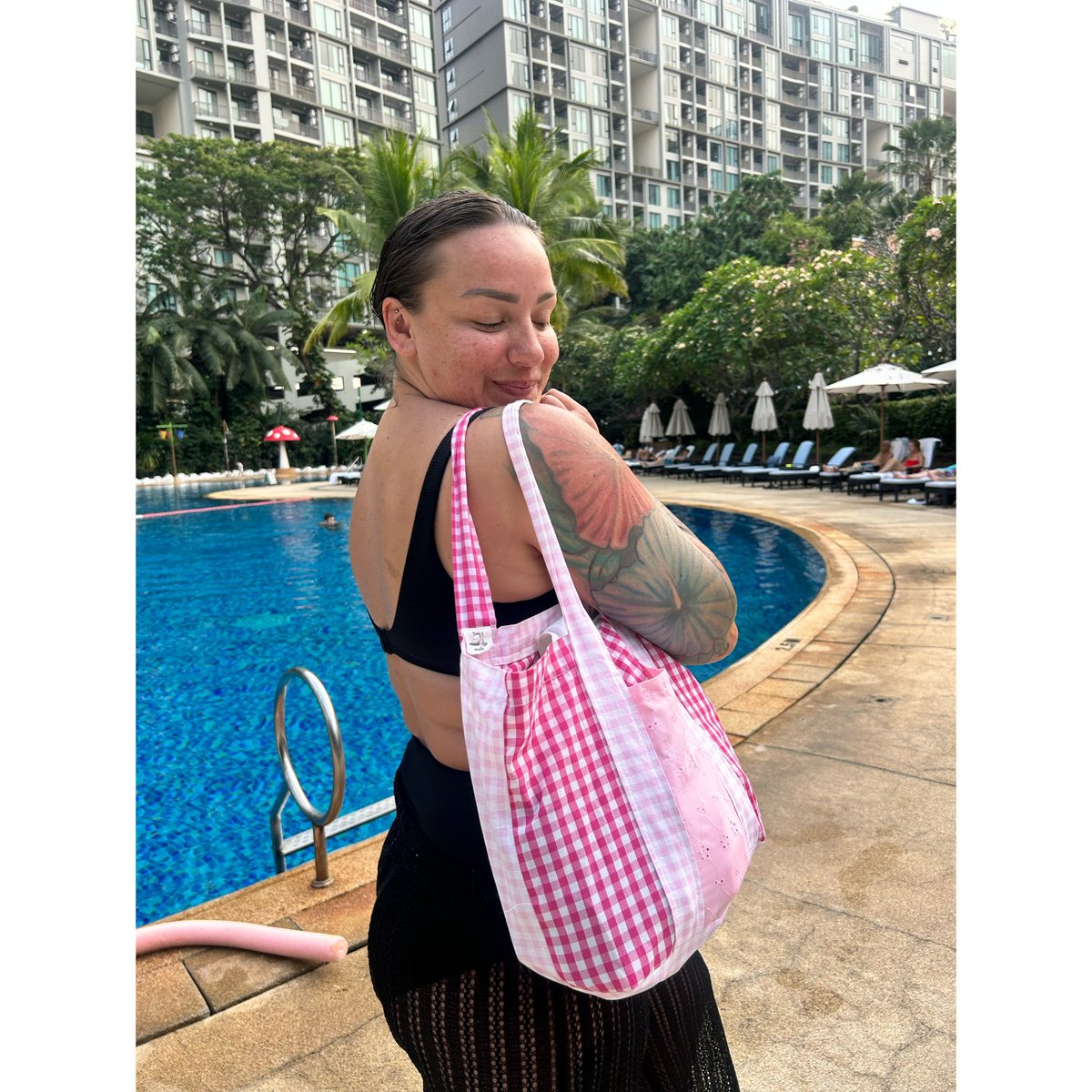 ronniedohertyy's tweet photo. I said it before, and I’ll say it again…my girls totes are 🔥😍 i told homegirl I was leaving to Thailand and in less than 24 hours she created this pink cutie pie of a tote bag that I used non-stop during my 2.5 week travels!! #totetuesdays #madebyaubs #madewithlove #customtote https://t.co/FVJD5KuC1k