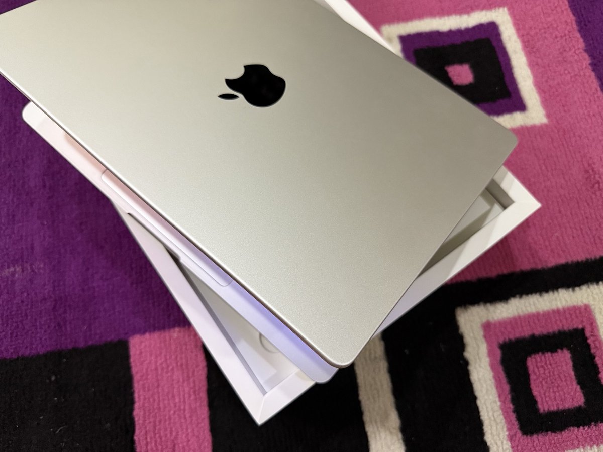 bhaguz_403's tweet photo. Dijual spek mantab MBP 14 inci M1 Pro nih! 😎
Permisi mau jual MacBook Pro 14 inci M1 Pro warna Silver. Spek 512/16 fullset muluuus resmi 🇮🇩, semua sehat batere masih joss banget.

Harga 18.2 jt free ongkir boleh kalau ga jauh. Minat cuss DM ya! Bantu RT gaes thank you 🙏🏼 https://t.co/OidPO0JSSo