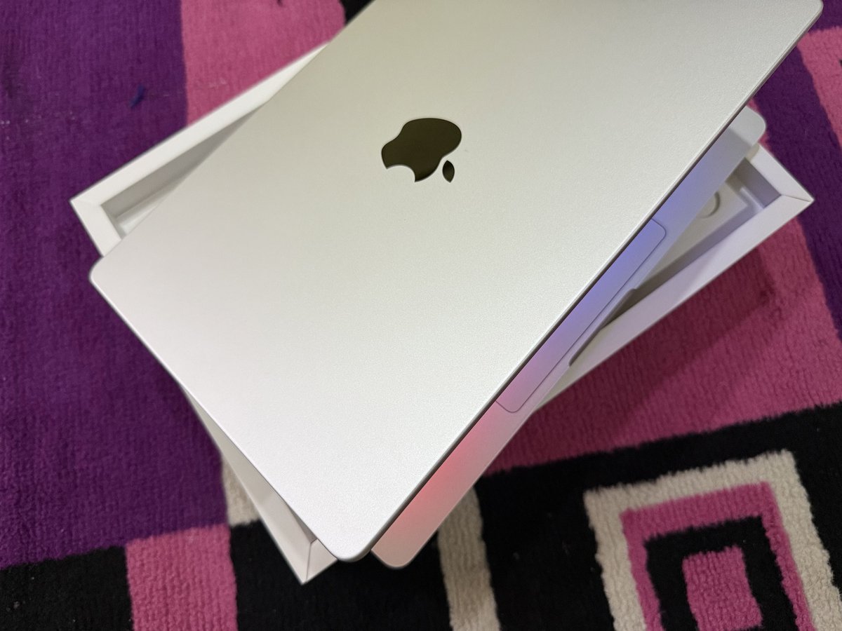 bhaguz_403's tweet photo. Dijual spek mantab MBP 14 inci M1 Pro nih! 😎
Permisi mau jual MacBook Pro 14 inci M1 Pro warna Silver. Spek 512/16 fullset muluuus resmi 🇮🇩, semua sehat batere masih joss banget.

Harga 18.2 jt free ongkir boleh kalau ga jauh. Minat cuss DM ya! Bantu RT gaes thank you 🙏🏼 https://t.co/OidPO0JSSo