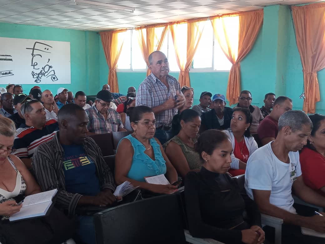 ManuelFalconH's tweet photo. Como cada martes chequeamos la zafra azucarera 2025 en #PalmaSoriano. Sus trabajadores continúan #DePieYCombatiendo. https://t.co/vmf2zAfTRY