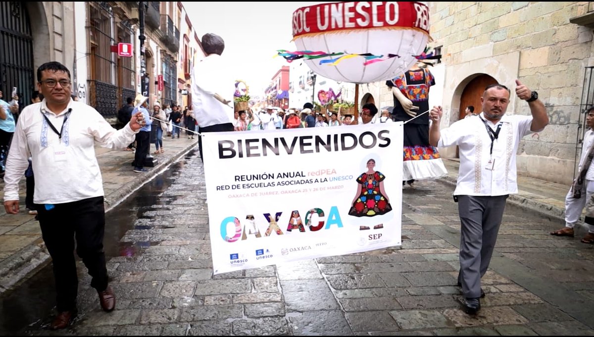 IEEPOGobOax's tweet photo. La magia de Oaxaca se hizo presente en la Reunión Nacional Anual de la #RedPEA de la @UNESCO_es. Entre música, color y alegría, asistentes disfrutaron de una calenda en el corazón de la ciudad. ¡Nuestra riqueza cultural, une y celebra la educación!
@EMILIOMONTEROP https://t.co/pjNeJKR5eQ