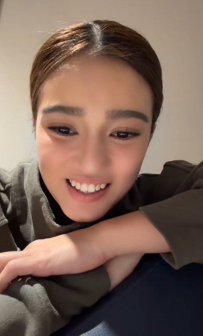 JoanDelfin9's tweet photo. Me: Donny Pinakita SR live ni B 
Donny: kagabi live Yan 
Me: Yes Miss Mo? 
Donny: Ngiting Hindi matago pag usapang B with twinkle twinkle pa ng Eyes nya sabay Yuko 
Bubblies na mga katabi ko Yiiiehhhhh sabay sabay din kaming Kinilig Po Imagine nyo na Lang Po ♥️🖤♥️🖤🥰🥰🥰 https://t.co/0qXHaqisYM