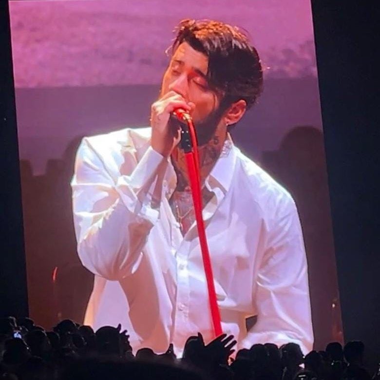 ZaynReport's tweet photo. Zayn looking majestic during his tour in Mexico tonight 🤍 https://t.co/pwiZWYMTXV