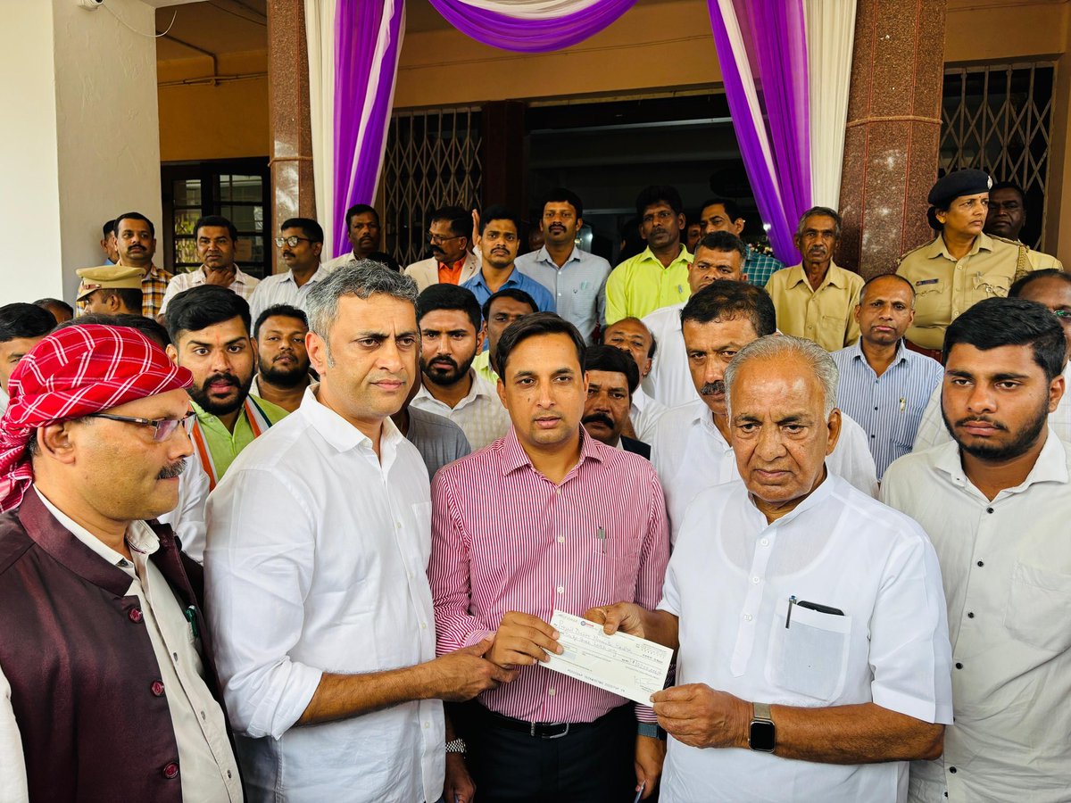 ಎ.ಕೆ.ಎಸ್ ಲೀಗಲ್ ಸರ್ವಿಸ್ ಪ್ರೈವೆಟ್ ಲಿಮಿಟೆಡ್ ಇವರ ವತಿಯಿಂದ ಸಿ ಎಸ್ ಆರ್ ನಿಧಿ ಅಡಿ ಗ್ರಾಮೀಣಾಭಿವೃದ್ಧಿ ಉದ್ದೇಶಕಾಗಿ ಶ್ರೀ  ಜಿಲ್ಲಾ ಉಸ್ತುವಾರಿ ಸಚಿವರಾದ  ಎನ್.ಎಸ್.ಭೋಸರಾಜು ಅವರ ಮೂಲಕ ಜಿಲ್ಲಾ ಆಡಳಿತಕ್ಕೆ 23 ಲಕ್ಷ ರೂ ಚೆಕ್ ಅನ್ನು ಮಂಗಳವಾರ ಹಸ್ತಾಂತರಿಸಲಾಯಿತು.

#ASPonnanna #bosaraju