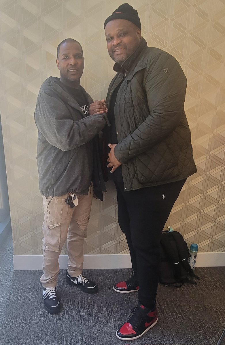 TheBigsMedia's tweet photo. These guys combined for 34 points & 15 rebounds per game in the 93-94 season for the best team in the state! @caravanhoops One of them averaged 29 & 12, became a 3x All-Star & NBA/NCAA champ & the other is co-founder of The Bigs lol #EmployeeNumber8 #CyberToine https://t.co/BzfRCYau2u
