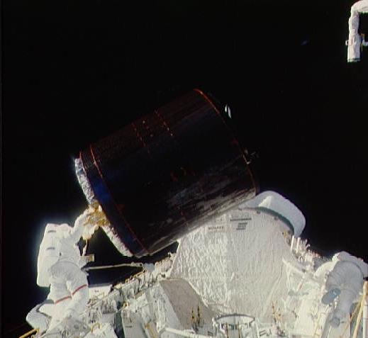 semestasains's tweet photo. 1.
3 Feb 1984. Pesawat ulang-alik Challenger melepas Satelit Palapa-B2 ke orbit.

2.
16 Nov 1984. Tangan astronaut Joseph P. Allen menuntun Satelit Palapa-B2 ke dalam pesawat ulang-alik Discovery  untuk kembali di bawa ke Bumi karena tidak berfungsi sebagaimana mestinya. https://t.co/eZysoIL7lS