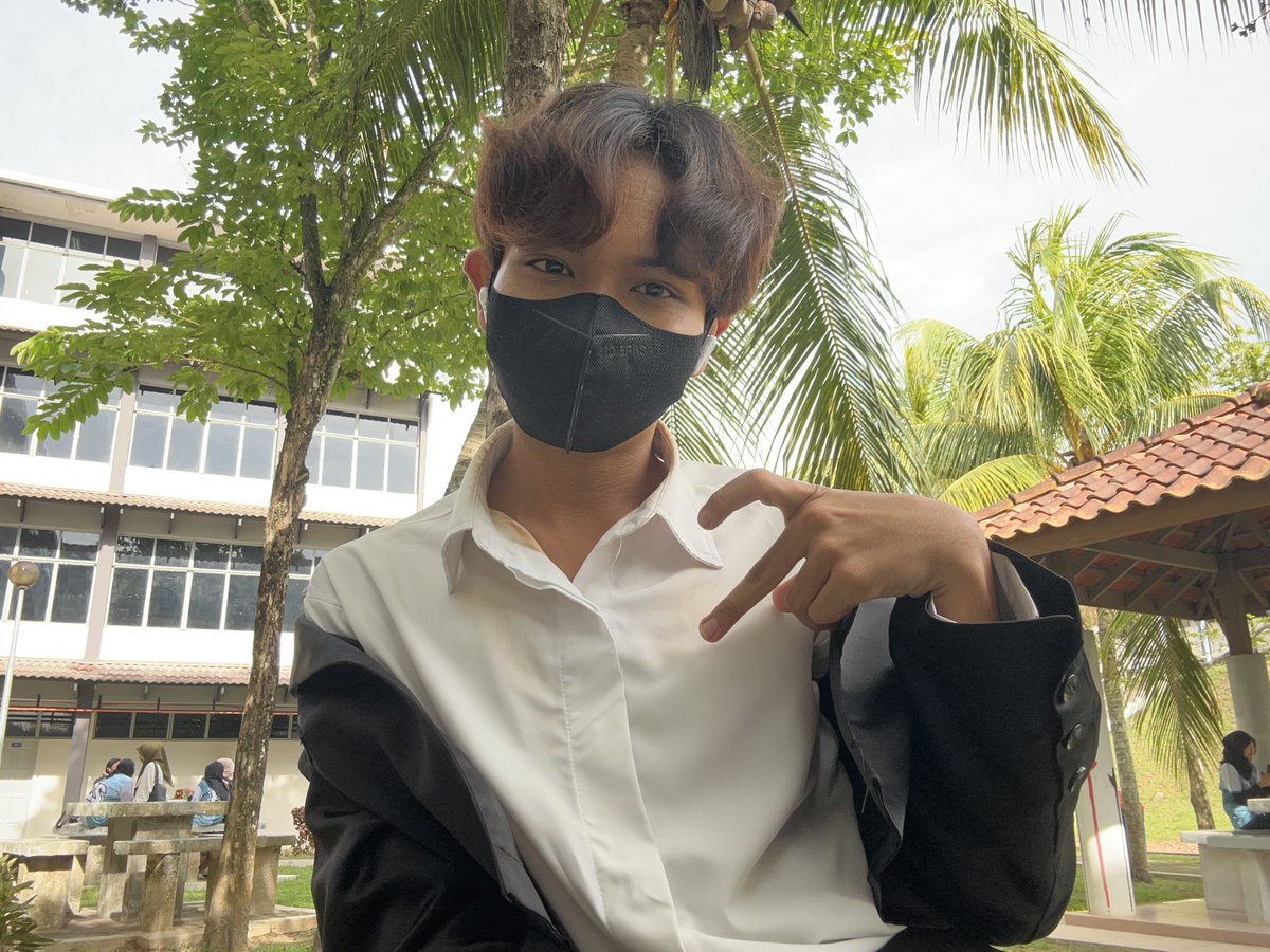 UserisSlayingIt's tweet photo. Kinda miss my chocolate hair era https://t.co/MbDZsNdvQ5
