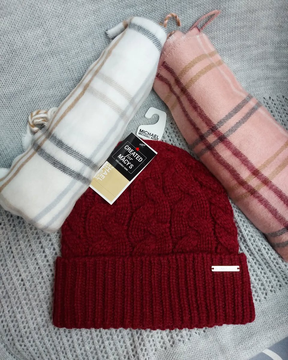 Waterfront_KE's tweet image. Cold days call for cozy layers! Nothing beats a soft scarf, warm gloves, and a snug beanie to keep you comfy all season. ❄️🧣🧤
@@kalaapparelke 
 #ColdWeatherEssentials #scarfglovesbeanie #knitscarf #Scarfs #Calvinklein #Leathergloves #Laurenralphlaurengloves #Michaelkorsgloves