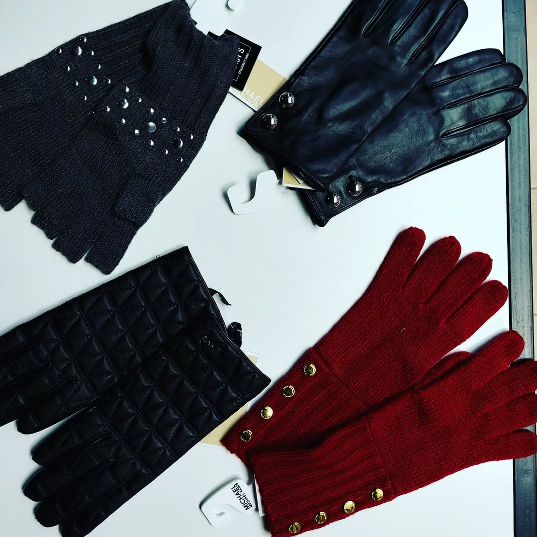 Waterfront_KE's tweet image. Cold days call for cozy layers! Nothing beats a soft scarf, warm gloves, and a snug beanie to keep you comfy all season. ❄️🧣🧤
@@kalaapparelke 
 #ColdWeatherEssentials #scarfglovesbeanie #knitscarf #Scarfs #Calvinklein #Leathergloves #Laurenralphlaurengloves #Michaelkorsgloves