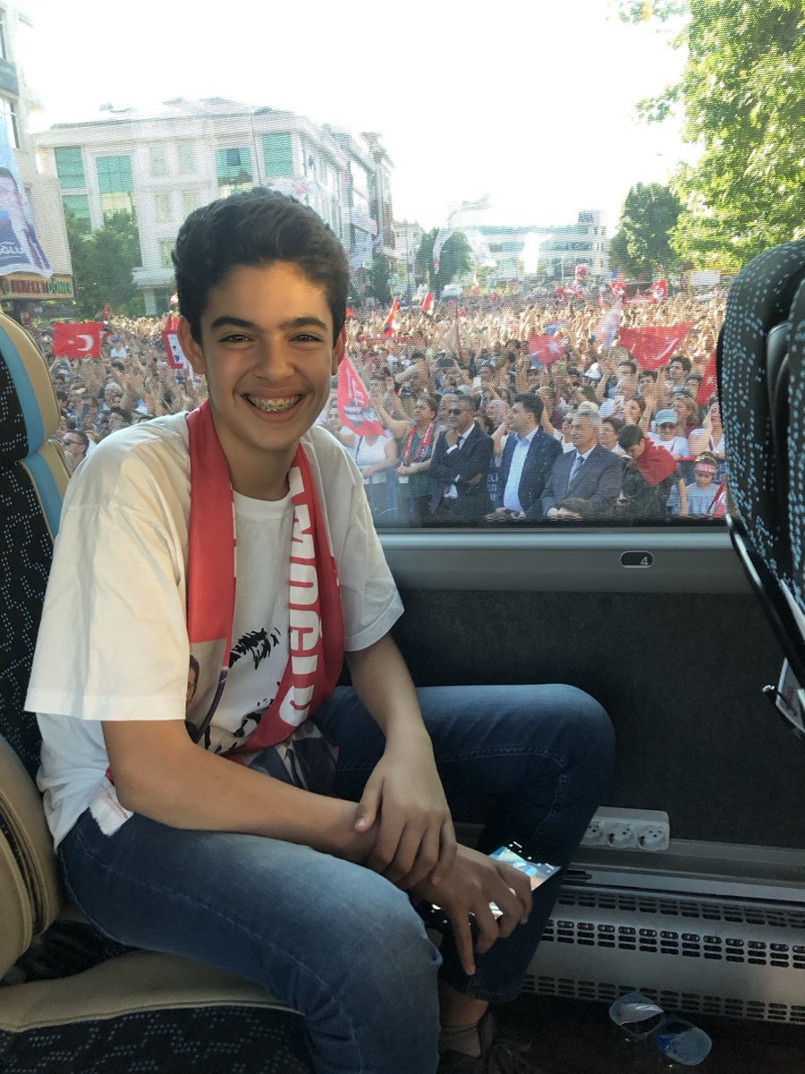 misra_oz's tweet photo. Bu çocuğun adı Berkay Gezgin.
“Her şey çok güzel olacak” diyerek herkese umut aşılayan bir genç.
Dün Berkay’ı tutukladılar!
Gençlikten, umuttan bu kadar korkuyorlar.
Susturmak için bedel ödetiyorlar.
Adını da yüzünü de unutturmayız!
#HerşeyÇokGüzelOlacak
#BerkayGezgin https://t.co/F65YVqEASt