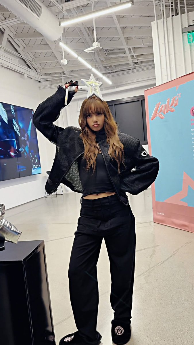 LaliceUpdates's tweet photo. ⭐️🖤🤏🏻

@wearelloud #LISA https://t.co/dtk0VoOmb8