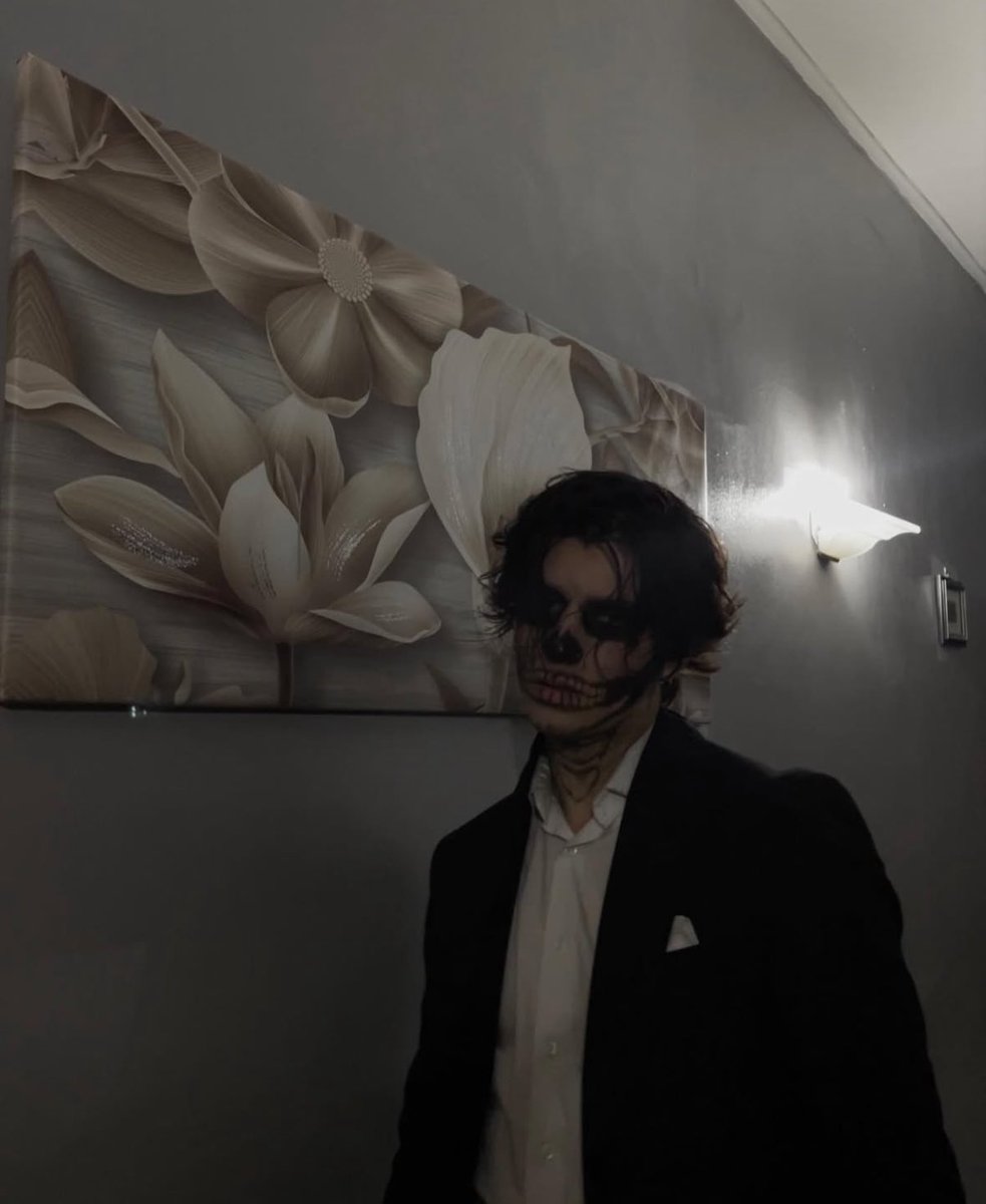 romeo maël ettore 🦇ᶻ 𝗓 𐰁  ࣪˖ ⤷    .𖥔 ݁ ˖ 🍷

⤷ d4rkr0me0.carrd.co🍷