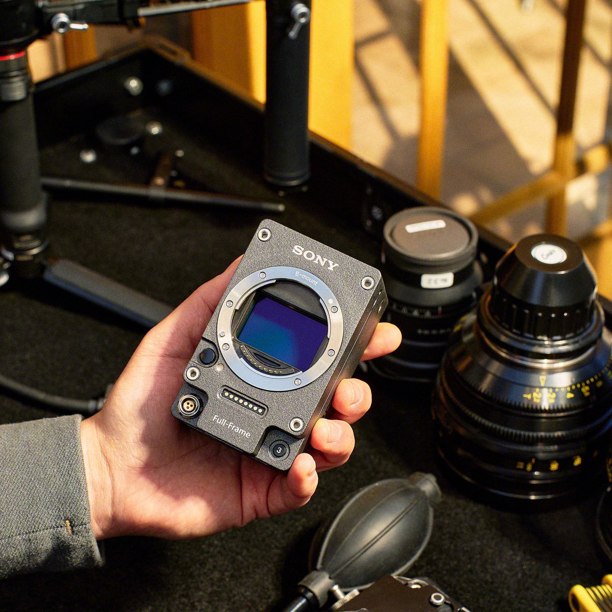 เปิดตัว VENICE Extension System Mini (CBK-3621XS) อุปกรณ์เสริมใหม่ล่าสุดสำหรับกล้อง VENICE 2 ให้การถ่ายทำมีความยืดหยุ่นสูง โดยไม่ลดทอนคุณภาพของภาพ ด้วยบอดี้ขนาดเล็ก ติดตั้งหรือถ่ายทำได้ในพื้นที่จำกัด ติดตั้งและเซ็ตอัพได้ง่าย

tinyurl.com/TH-cbk-3621xs
#CineAlta #VENICE2