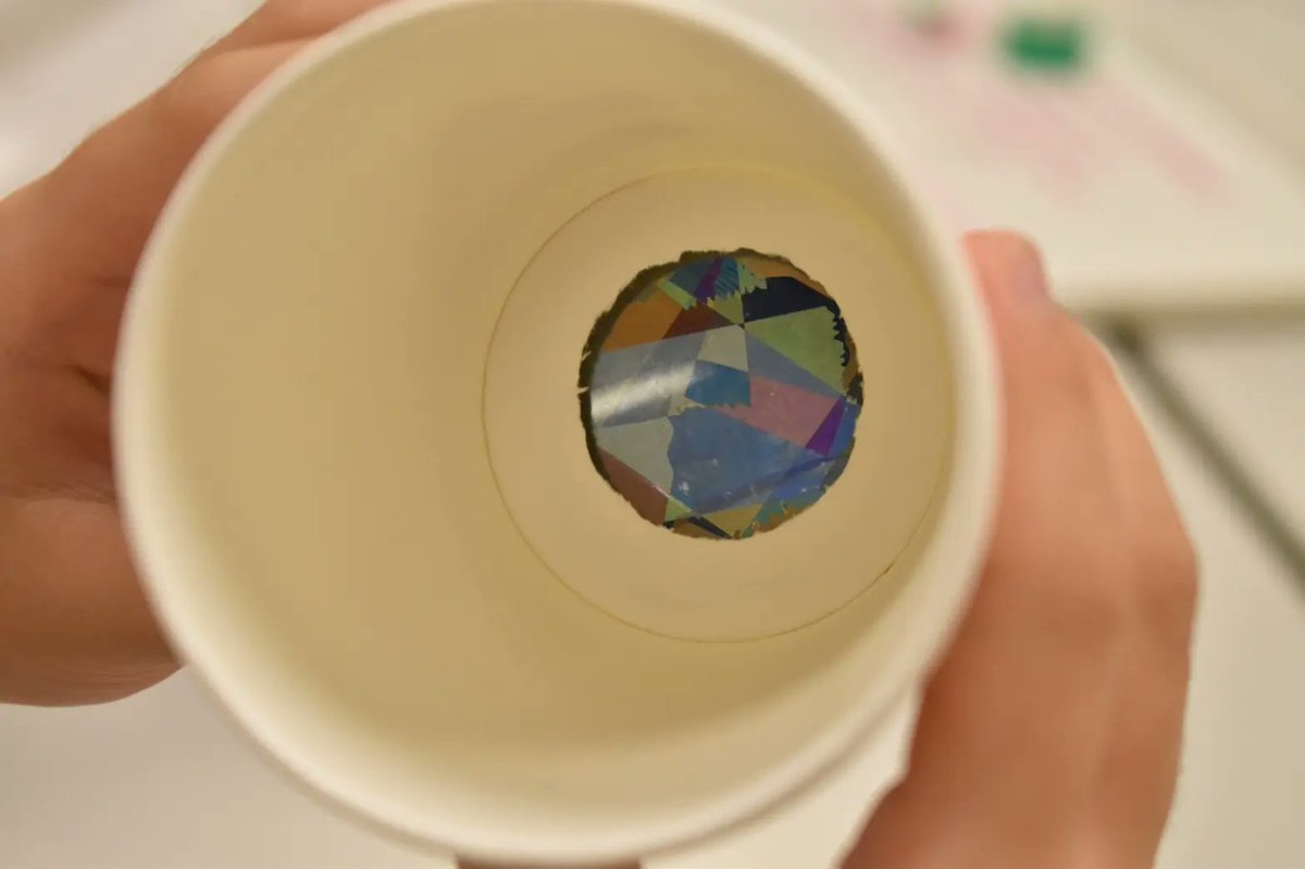 【実験紹介】
東大CASTの数ある実験の中から、「くるキラ万華鏡」を紹介！  
セロハンテープを貼った透明な板を偏光板で挟むと様々な色が見える現象を活かし、万華鏡を作ります！ 難しい偏光板の仕組みも、子供たちと工作をしながら楽しく伝えられます！
#春から東大 #東大オリ2025 #東大CAST