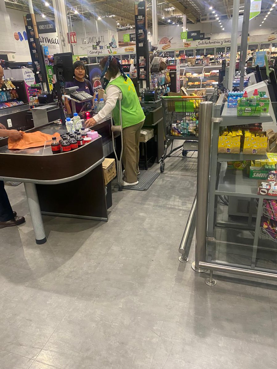 FGVEcuador's tweet photo. @patriciamercado, @Mx_Diputados, @senadomexicano, @STPS_mx, @WalmartMXyCAM, @marathb Ley Silla? Art 132, fracción XXVI Bis de la (LFT), les parece justo Sra 3era edad con muletas, se lo merece? Sucedió en Walmart Express Paseos de Taxqueña. Las sillas están, pero nunca se sientan 🤬 https://t.co/ZBebiKEW4Z