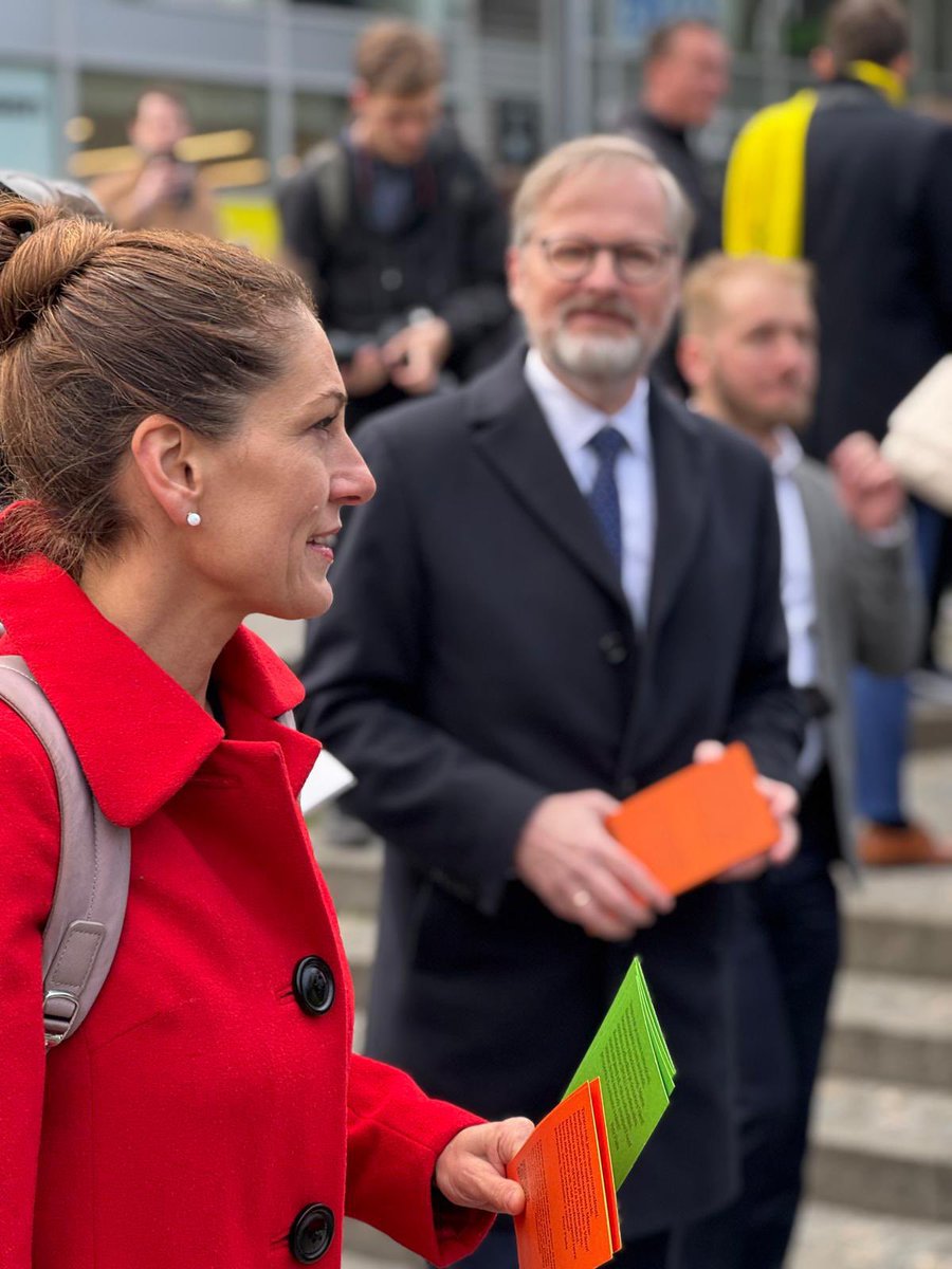 Naši kolegové z ODS už dostali komunikační kartičky od plukovníka Foltýna. Doufám, že i my v Topce je dnes dostaneme.