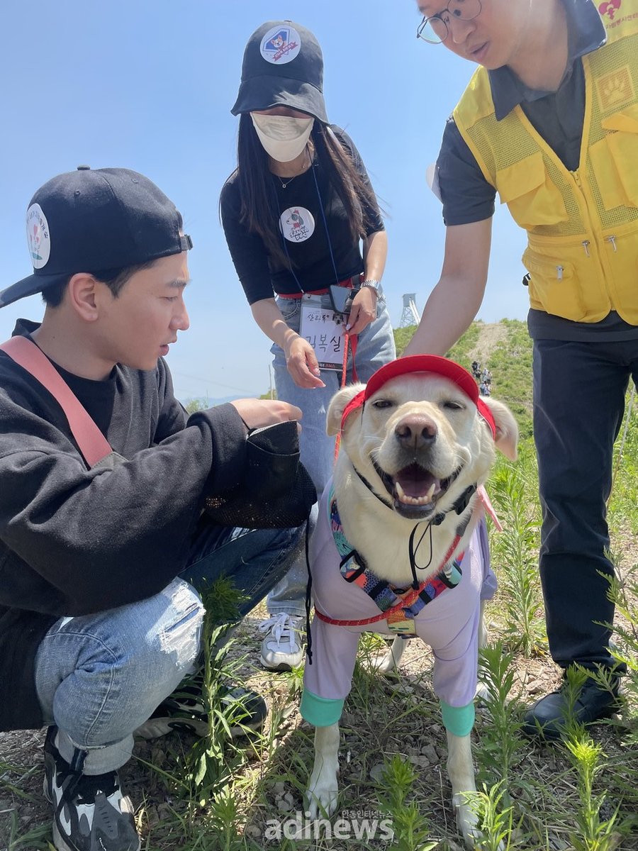 Tensi_Zapduk's tweet photo. 기사 사진 보면 애들이 다 웃고있음 https://t.co/twvdtMrSKo